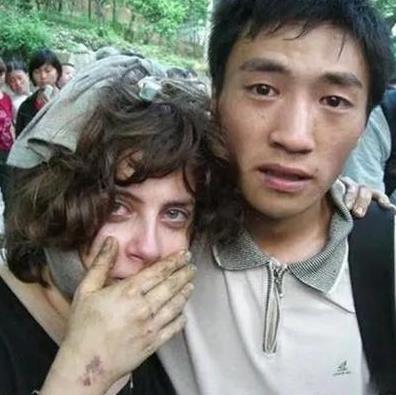 [太阳]2008年汶川地震，四川小伙救下一个外国女孩，外国女孩坚持寻找他13年，