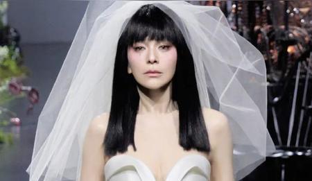 54岁“雪姨”王琳穿短裙婚纱走秀，这状态简直逆天了！
家人们呐，娱乐圈最近又爆大
