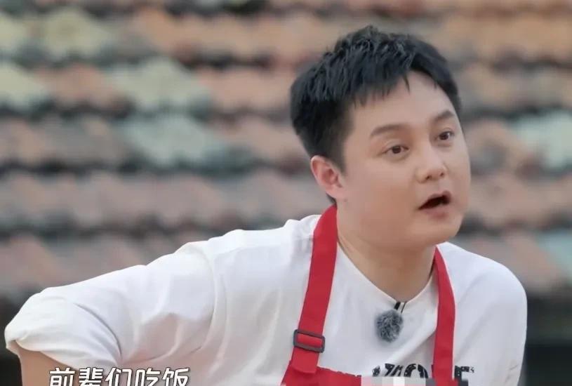 演员尹正说：“有次跟业内的前辈们吃饭，冯小刚导演在，跟导演也聊的特别高兴，最后走