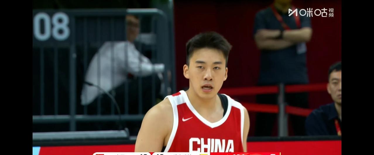 王俊杰火力全开，中国男篮半场48:40以8分优势领先委内瑞拉。
本场比赛双方都打
