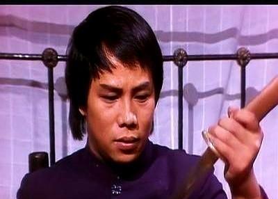 说到香港影坛的狠人，梁小龙绝对能排进前三。
但你们知道吗？
这位《功夫》里杀气腾