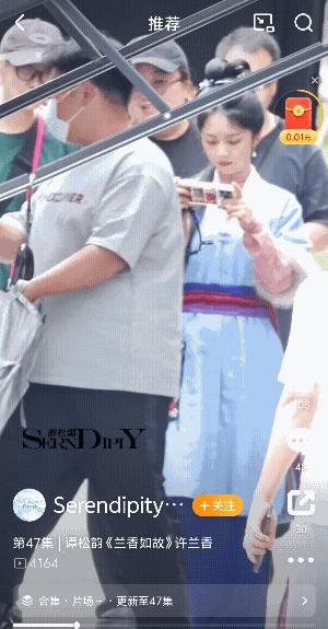 大家看兰香姑娘在看什么呢，看手机有点过分专心啦！太认真了吧！是不是戏拍完啦！在看