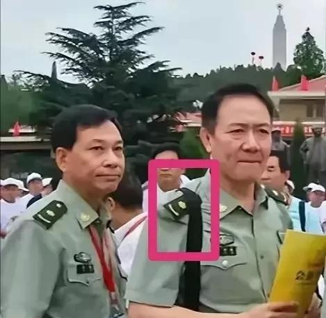 演员李幼斌穿着制服，这军衔是什么级别啊？？