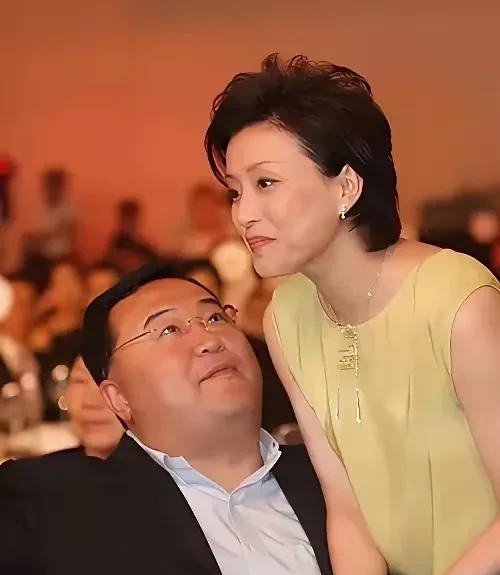 多年前某次活动上，这对名人夫妻上演了含情脉脉的一幕，但是有多少人感动，那就不得而