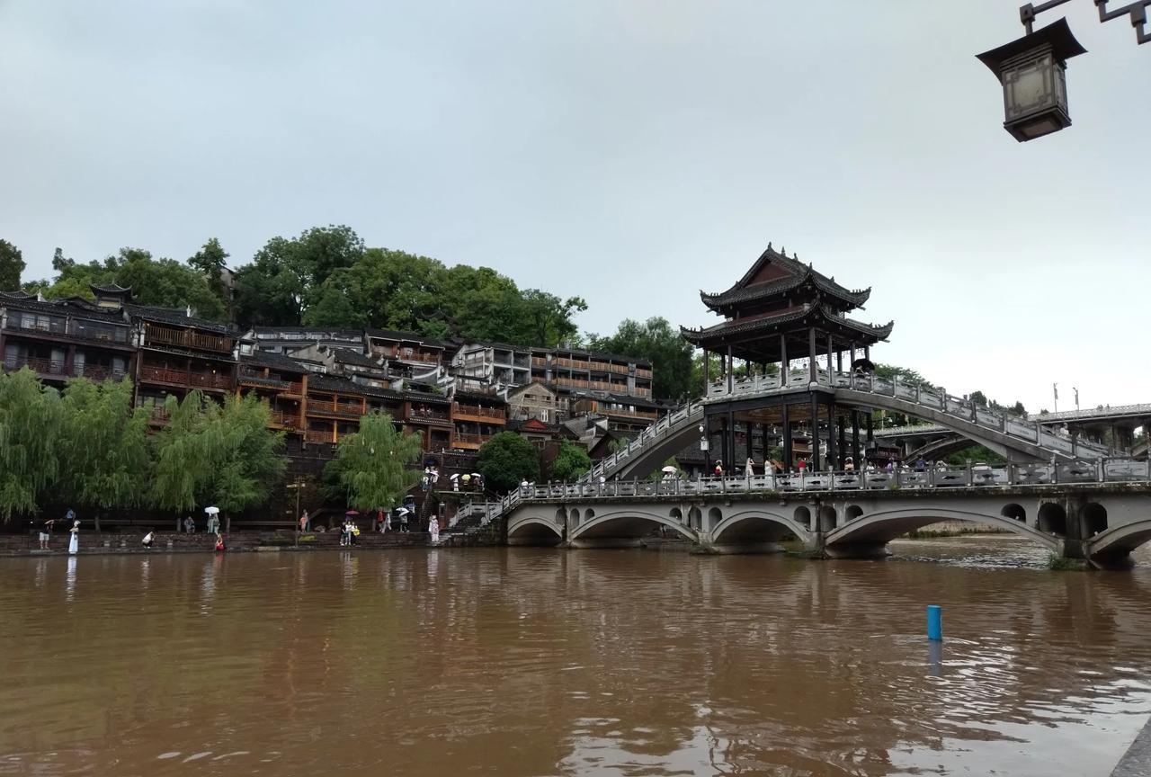 我看了的，在公司或者工厂里面，做事情不能因为怕引起领导不高兴，而迁就领导。
  