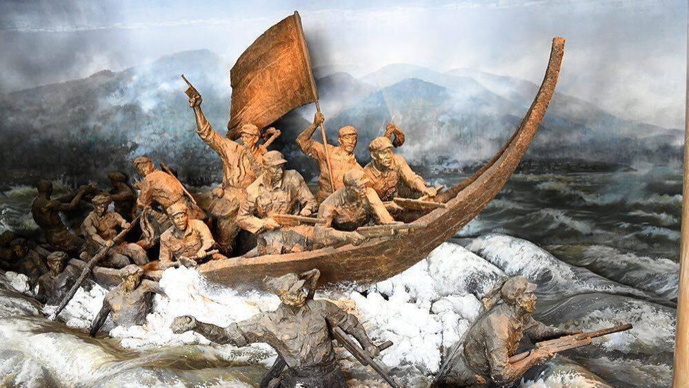 红军强渡大渡河，众人担心过不去，毛主席直言刘伯承是龙，河怎么挡得住龙？