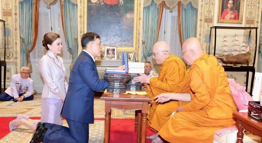 在泰国，僧王是怎样的存在？泰王都要跪拜？
僧王在泰国地位相当高。泰国是全民信佛的