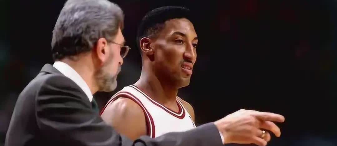 93-94季皮蓬独自带队常规赛场均22+8.7+6带领公牛55胜27负位列东部第