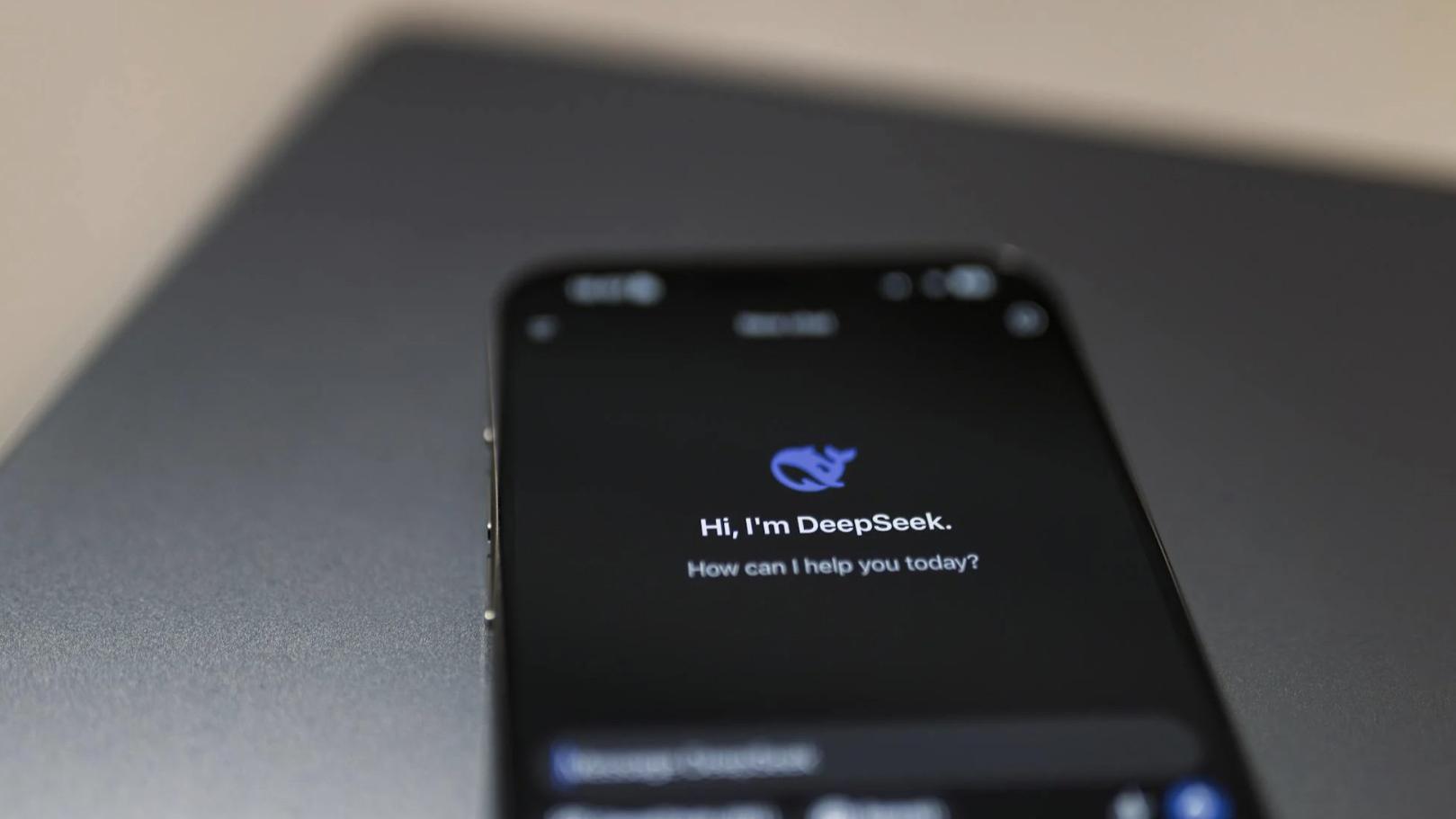 DeepSeek狼性突围，讯飞星火火力全开：AI生态战来了？