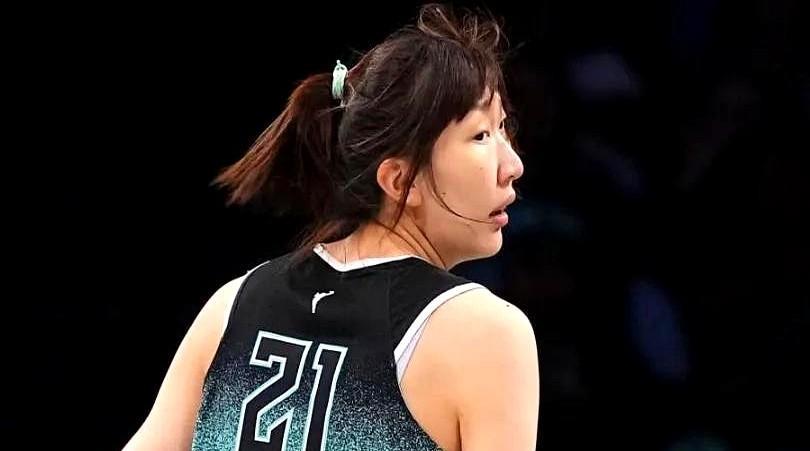 发布会30秒就被韩旭的眼泪刷屏！她蹲在椅边哭到发抖，不是因为输日本，而是球迷一句