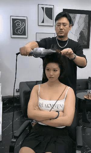 不好意思，兄弟献丑啦……不过由此可见：这位兄弟在假发掉落的刹那，虽然四下张望寻找