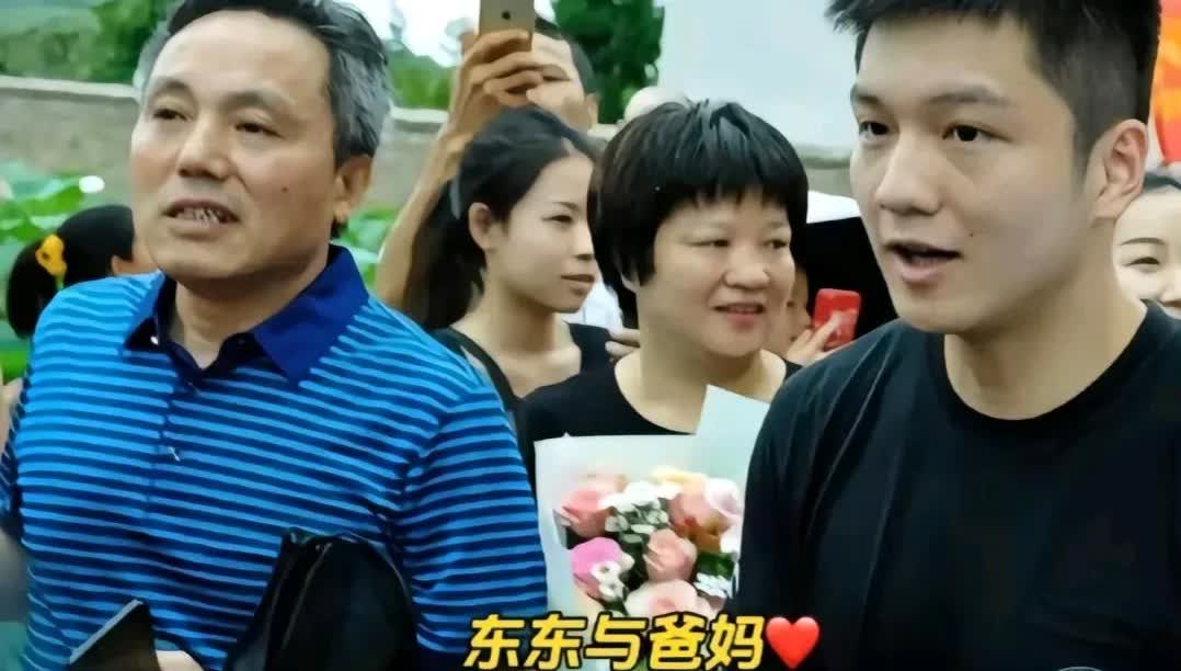 有网友开玩笑的说
东东还在他妈妈的肚子
就已经长了800个心眼
专挑爸妈的