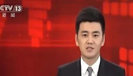 祖籍陕西乾县的央视主持人严於信绝对算得上“别人家孩子”的顶配版本。
要说这哥们的