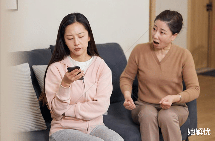 我都26岁了, 还被妈妈要求5点回家不准和男朋友玩, 这正常吗