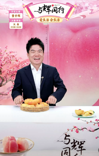 董宇辉出差半月回归，一回来直接把磨拉满，4小时连续霸榜，并透露五项工作安排。
1