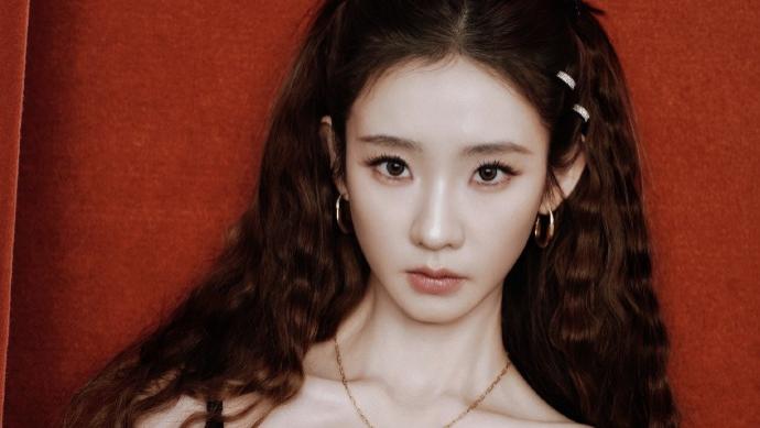 张艺凡晒跨年造型，身穿黑色短裙，秒变时尚达人！