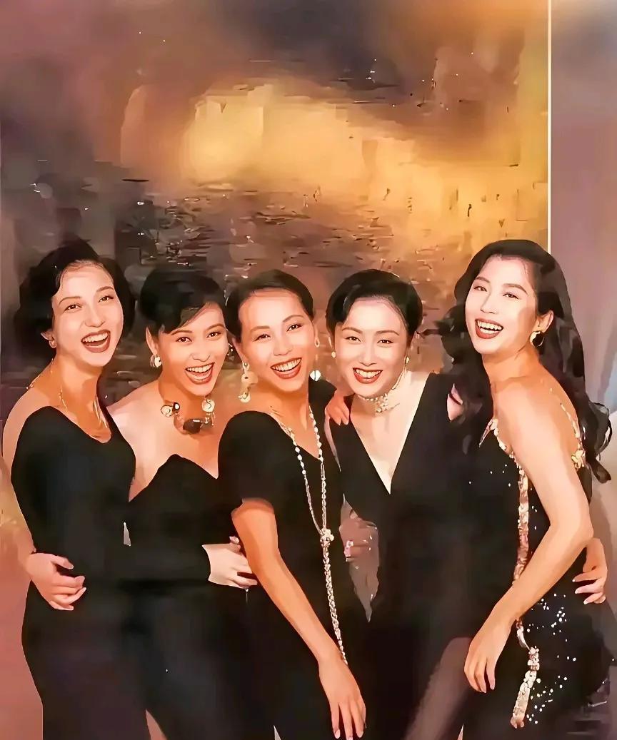 以前的香港明星都穿着黑色礼服，大家哈哈大笑涂着深红色口红，好自信好大方
牙齿都好