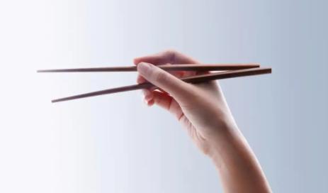 为什么中国人发明的是筷子，而西方人却是刀叉？刀叉一拿上手就会用，筷子却不是？
刀