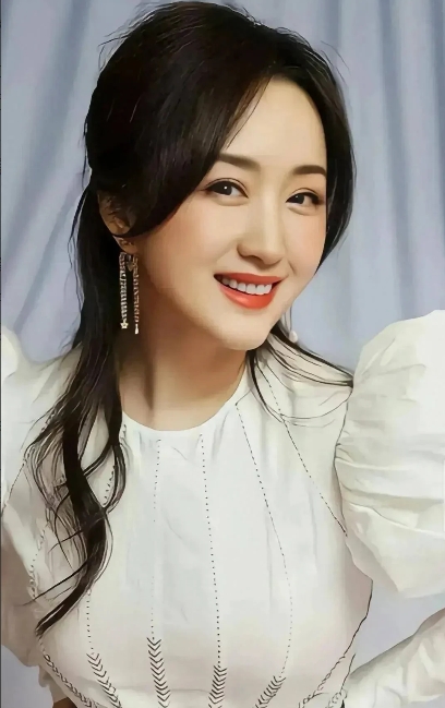 3月18日，杨钰莹的前男友赖文峰踏入直播界，一开播就收获了4万多的人气，着实吸睛