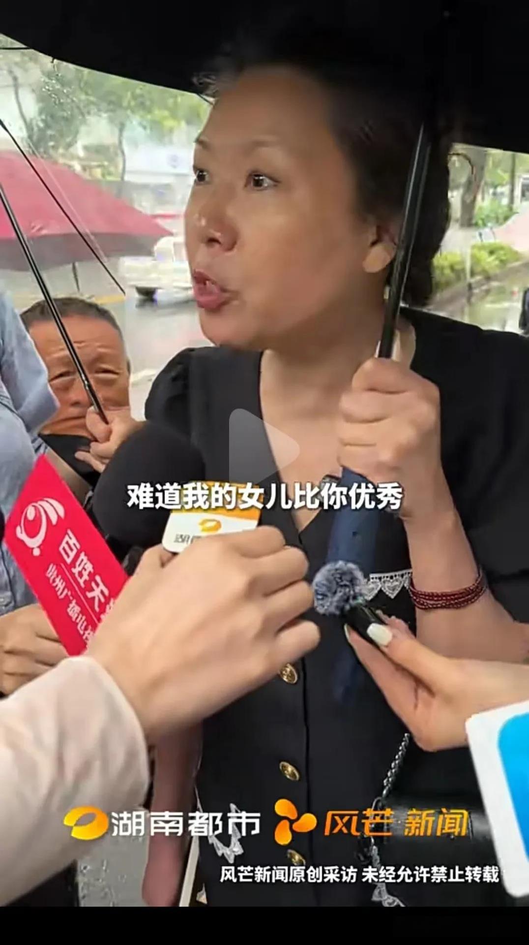 终于知道为什么要低调了，原来是为了保护自己。成都27岁女子在家门口遇害，妈妈哭喊