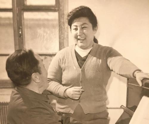 1998年，德德玛在日本演出时，突发脑淤血，昏迷5天才清醒过来。没想到，看见丈夫
