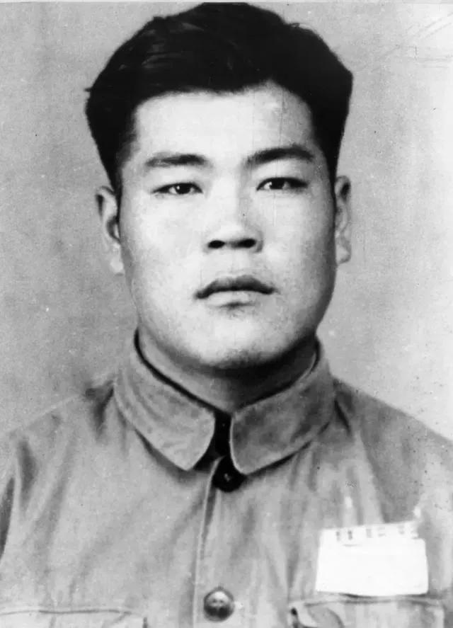 1952年的1天晚上，上甘岭战场，坑道里1名步话机员突然放下工作，猛地打了自己一