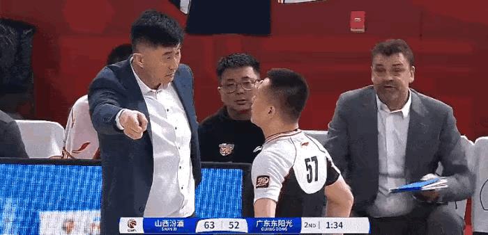 想表扬表扬广东东阳光的主教练杜峰杜指导….
杜指导今年变了、变得淡定了、变得稳重