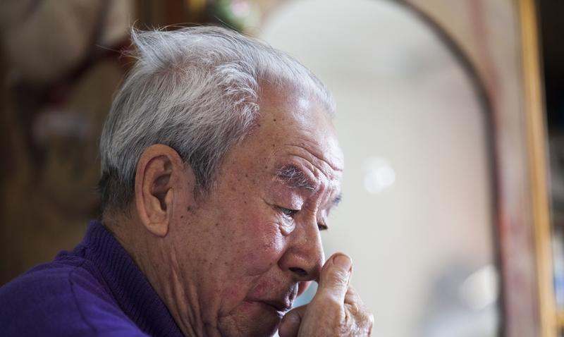 有个老汉八十一
退休工资五千几
一生养了三儿女
结婚生子住城里
老伴因病而离去