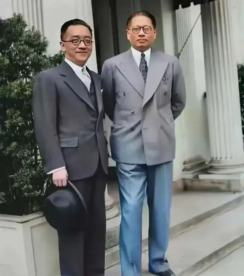 1941年，美国，胡适和宋子文的合影照片，两人均是西装革履，相比于胡适的站姿，宋