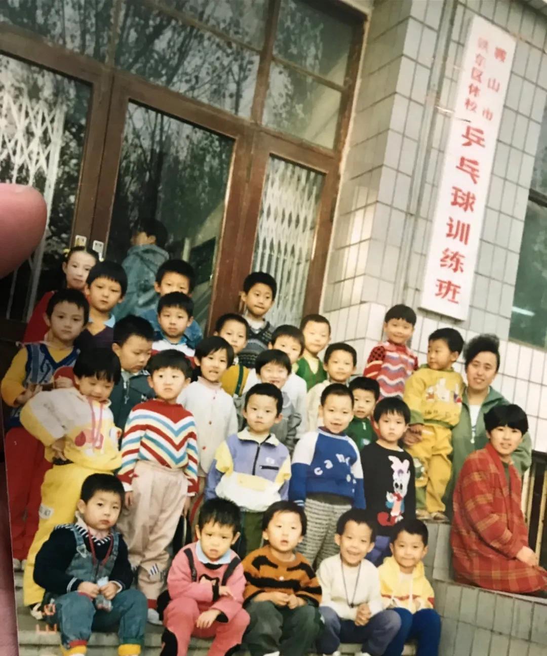 这是马龙在鞍山市乒乓球训练班时的珍贵童年照。
图一，30多名小学员中还不容易找出