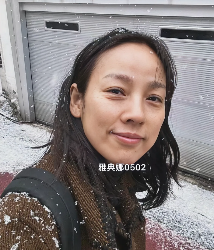 李孝利素颜生图，好真实！
44岁的她虽然皱纹眼袋黑眼圈雀斑都有，但心态很好，不再