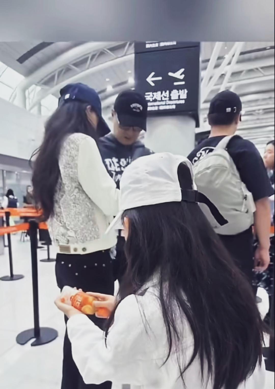 汪峰与女友森林北现身机场，俩人一边排队一边聊天，举止非常亲密，大大方方秀恩爱！#