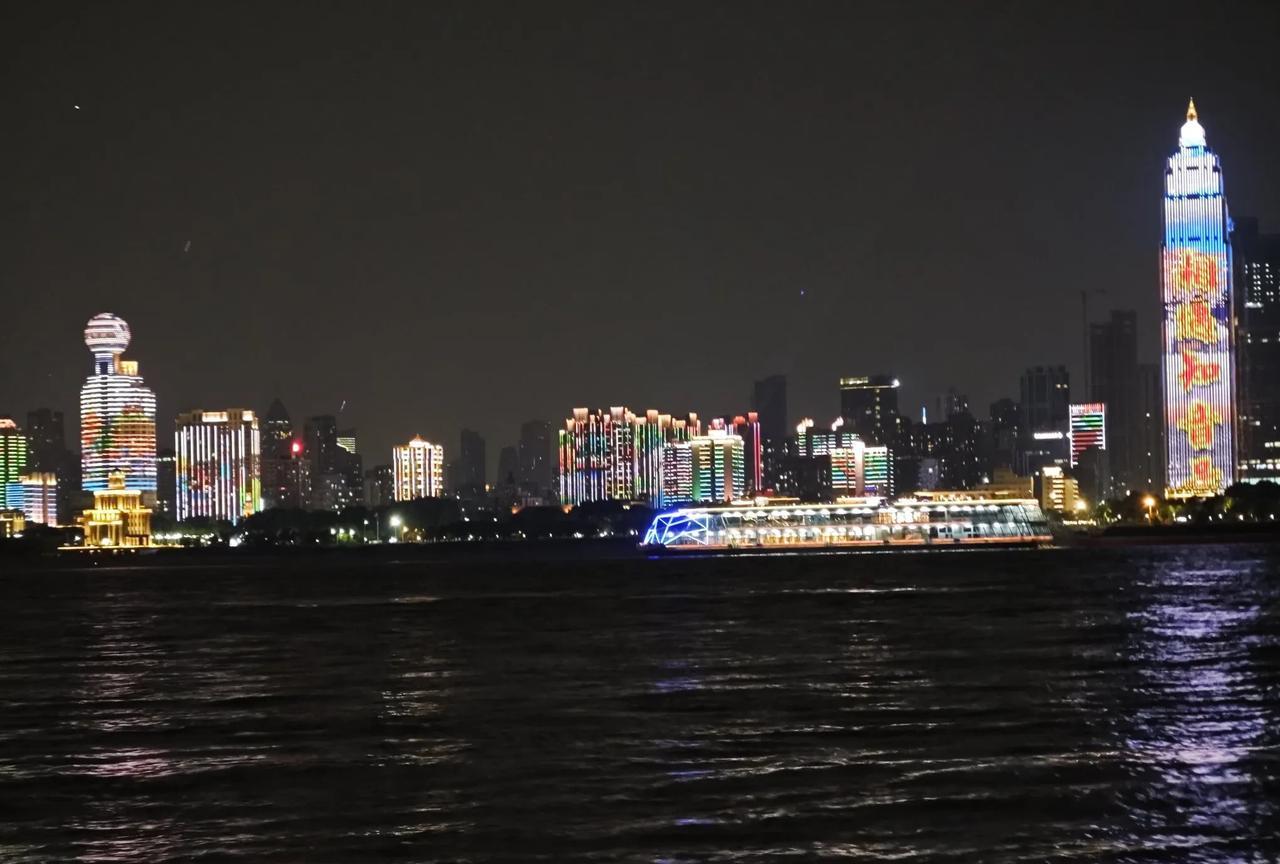 河边菖蒲虽多，但挂艾草才是千年传统。艾草浑身是宝，特殊气味能驱蚊防霉。老辈人采摘