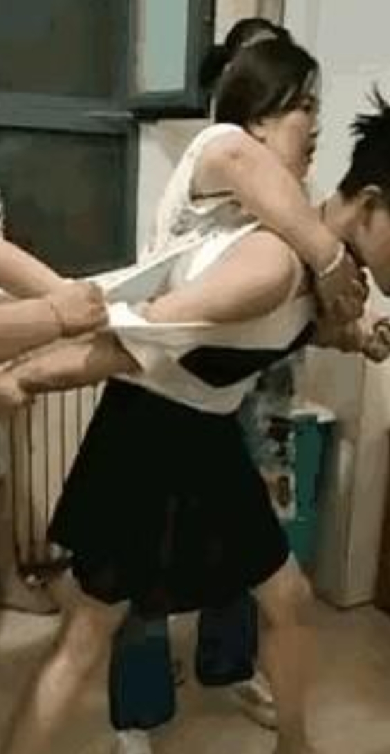 太解气了！女澡堂惊现男扮女装偷窥狂，下一秒直接翻车！

几位姑娘洗澡时发现姐妹眼
