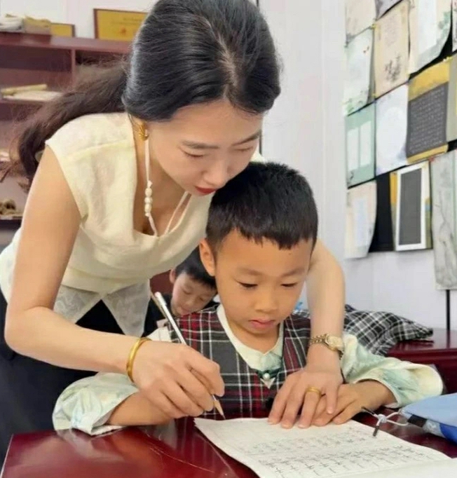 自从给孩子请了个家教，成绩变得好多了，为父提着的心也可以放下了~神评：是你的成绩