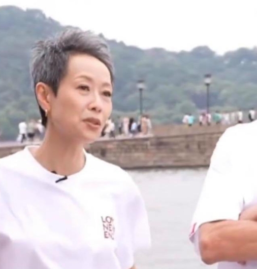 叶童和梁家辉，电影《我爱你》他俩演的就是收废品的一对夫妻。

这一对才是最有价值