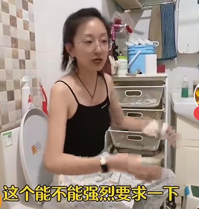 针对时下女厕所的尴尬难题，这位年轻女士，提出了二个非常中肯的建议。我觉得，她的理