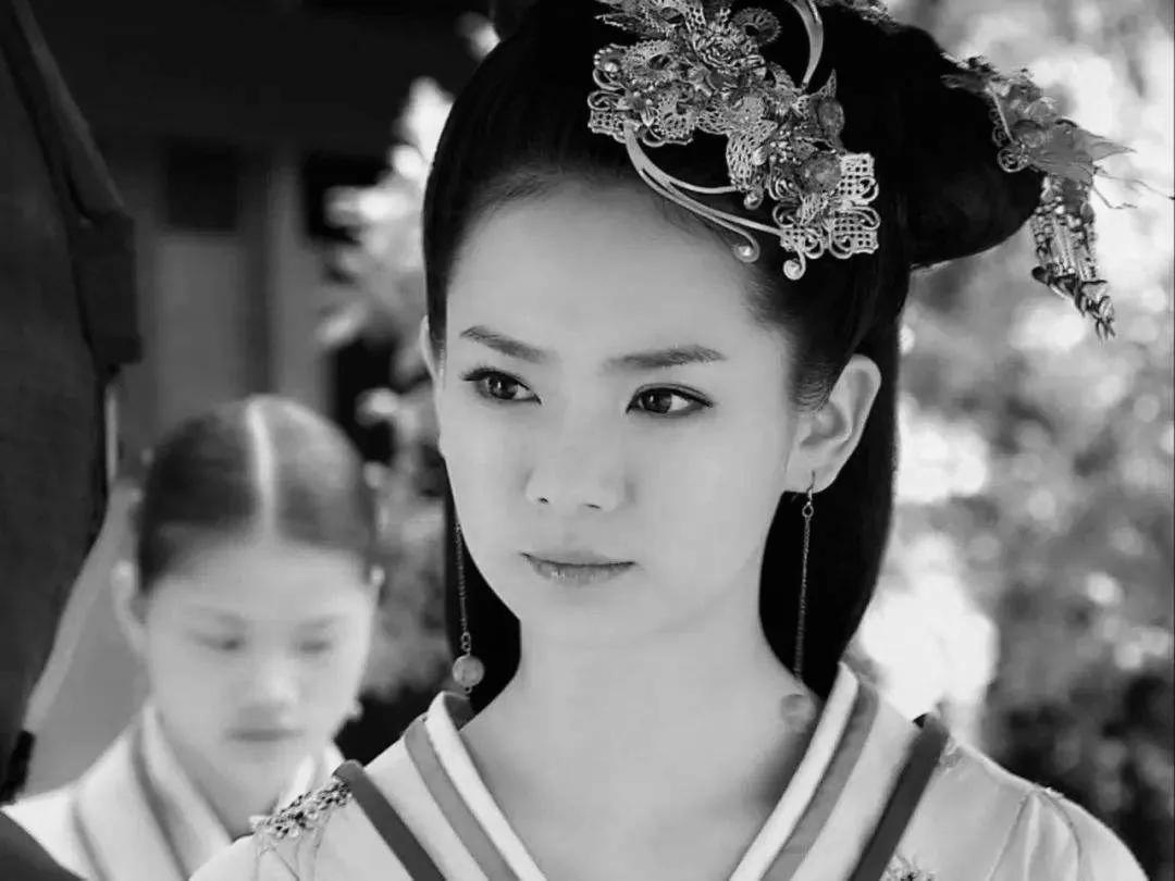 公元前129年，馆陶公主刘嫖丈夫陈午去世，60岁的她就迫不及待宠幸18岁少年董偃