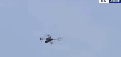 【中超赛场现无人机，球迷呼叫郜林】

中超联赛第17轮长春亚泰主场迎战上海海港的