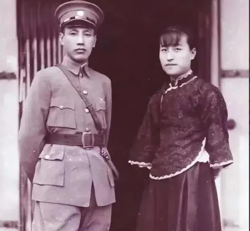 1955年，蒋介石的女婿被捕，妻子蒋瑶光急的团团转，随即去找周总理求情，周总理指
