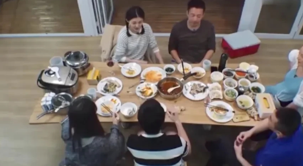 现在再看这段视频，可以读出两个信息：

1、汪小菲和大s一家四口很幸福

那个时