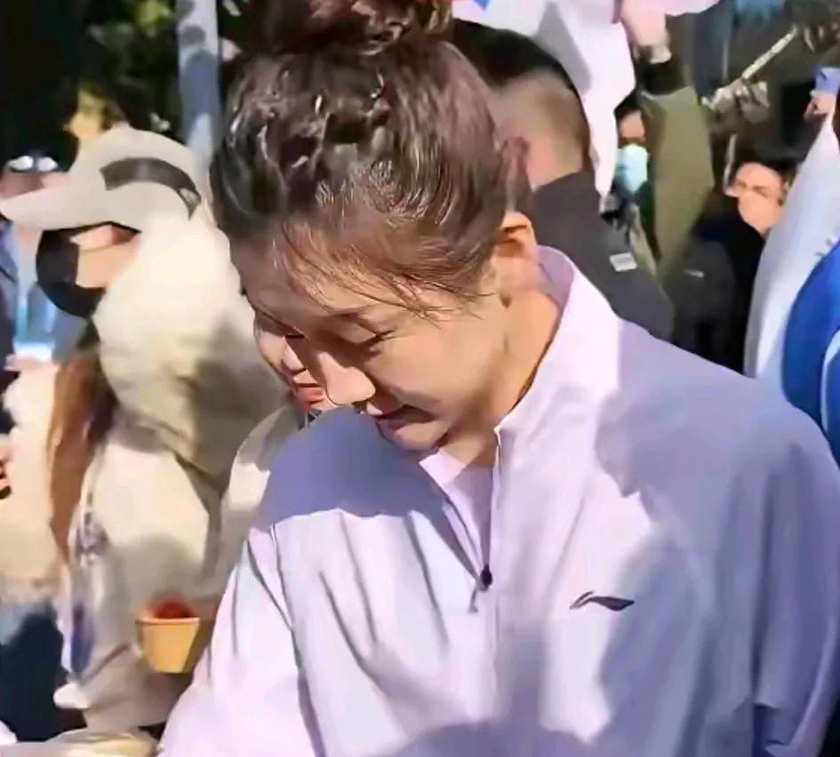 陈梦当下的境遇，有几句真心话不吐不快：
其一，陈梦不妨多参与线下活动，就像现身马