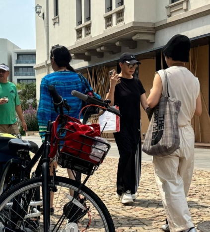 65岁宋丹丹和老公赵玉吉现身河北逛街，两个人牵着手走路，看起来好恩爱！宋丹丹的状