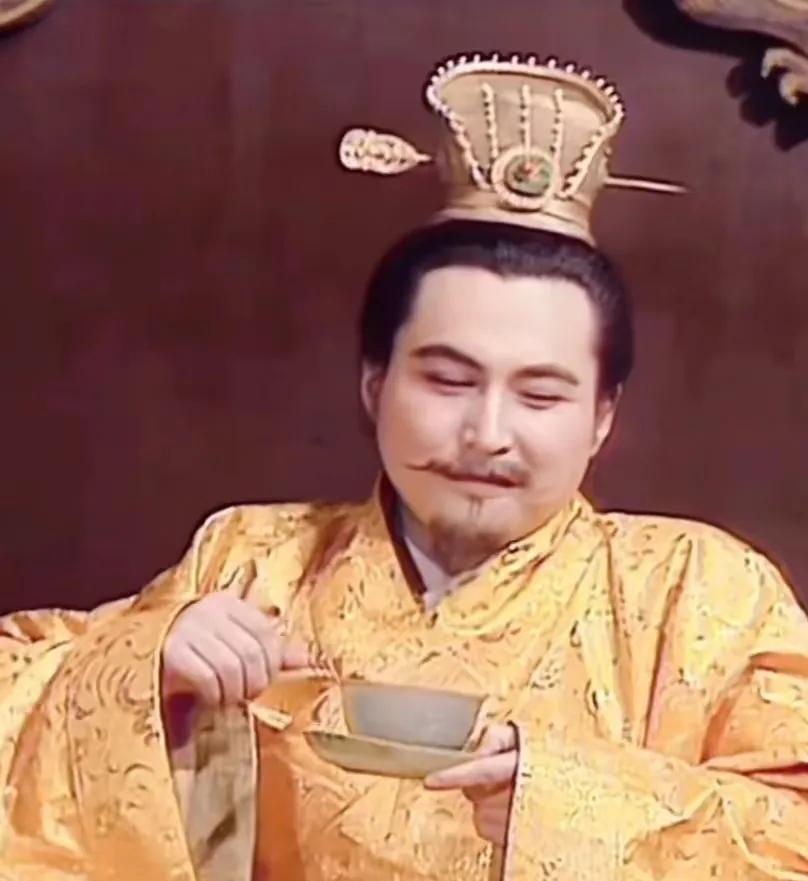 文青是曹操的面具，骨子里是一个杀伐果断的一代猛人。曹丕骨子的的确确是个文青。
曹