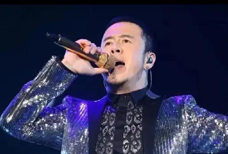 杨坤，你这不是在改编“革命歌曲”，而是在就亵“革命歌曲”！
杨坤，你必须向14亿