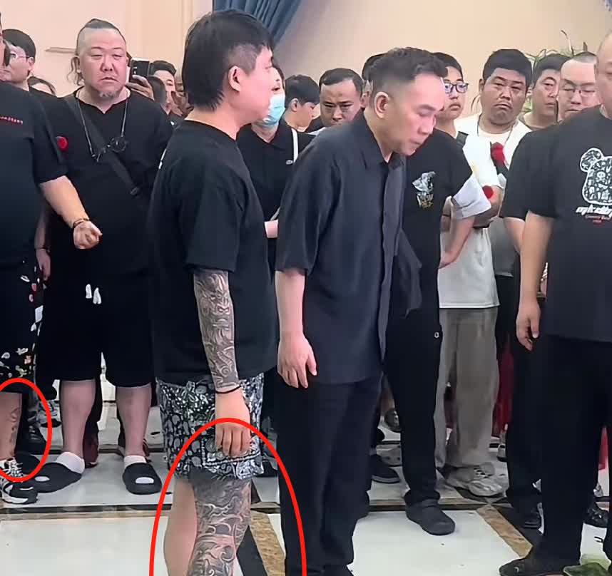 杨义告别老父亲，
现场晕倒被抬走已经够奇葩了，
但他身边的刺青壮汉更引人注目