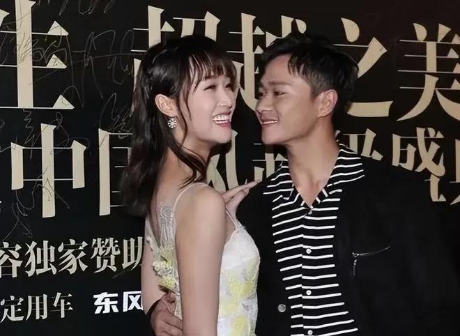 曹骏本来就是一个老实本分的人，他妈妈在他拍戏的时候一直陪着他对他严格教导。
而他