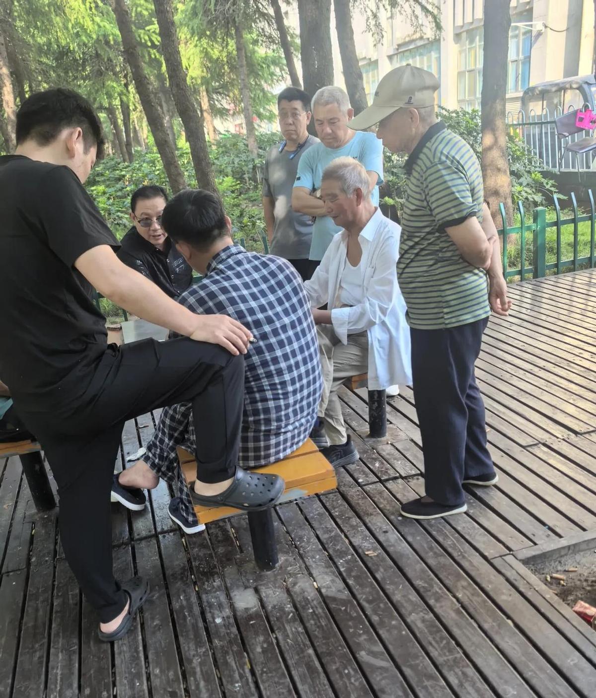 退休金到账，牌桌支起，路灯一亮就是“夜场”。
三千块打底，输赢几十，图的是有人听