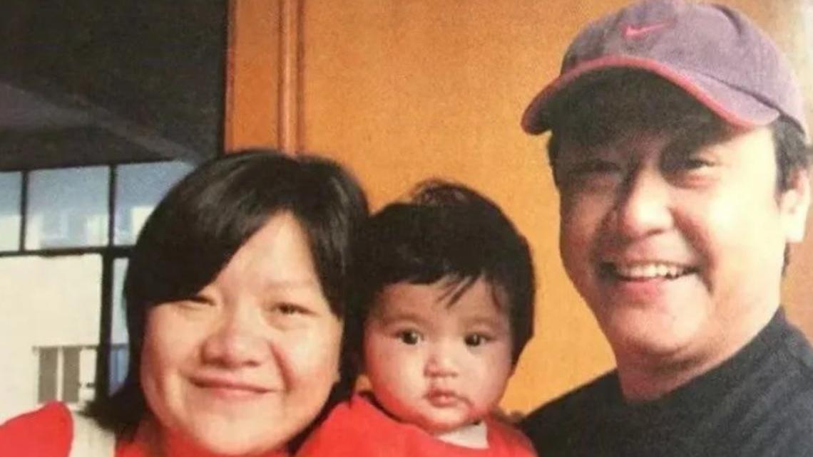 69岁洪晃巴黎被偶遇，满头白发惊艳全网，网友：这才是真名媛