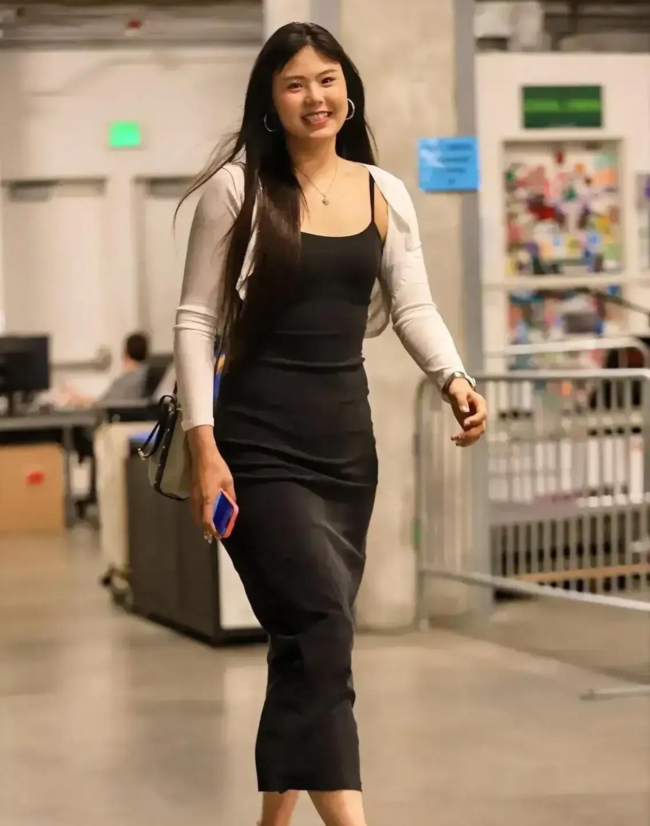 小宝李月汝去达拉斯后，能获得稳定出场时间吗？
目前的达拉斯飞翼，是佩奇的一人球队